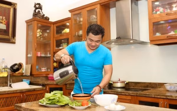 Phòng khách, bếp và phòng ăn không có tường ngăn mang đến không gian mở. Ảnh: Lao động