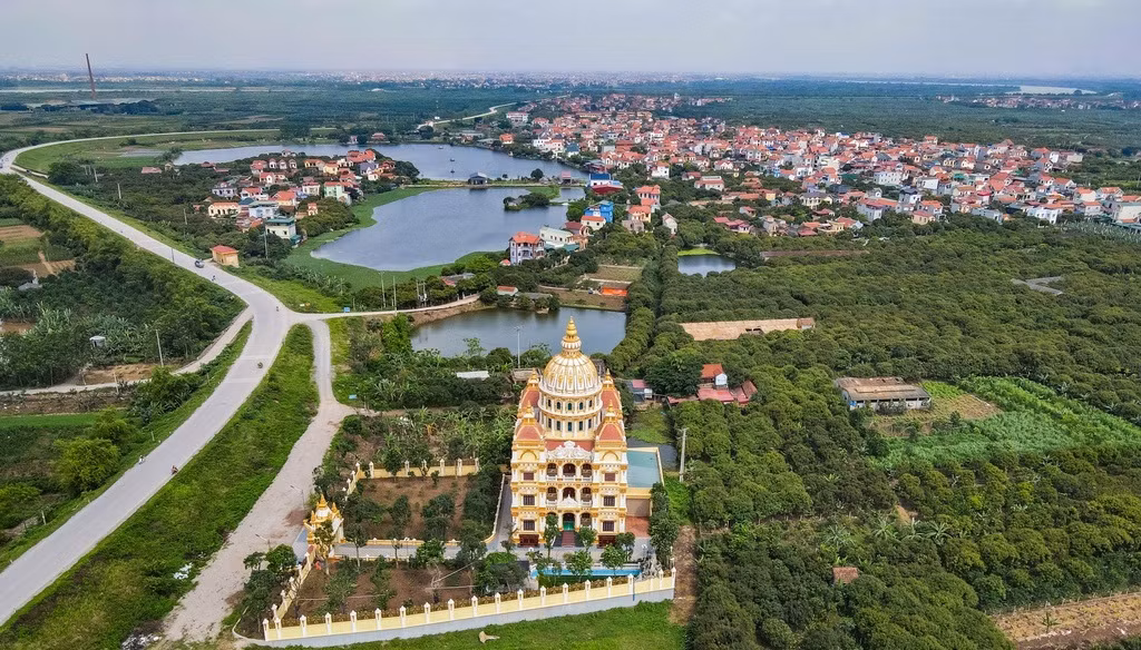 Lâu đài được thiết kế theo phong cách kiểu Pháp, gồm 3 tầng nhà và 1 tầng hầm. Công trình khánh thành vào tháng 6/2020 sau khoảng 2 năm xây dựng. Ảnh: Zing