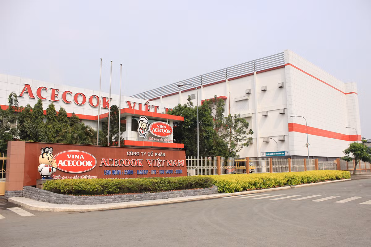 Acecook là ông lớn trên thị trường mì ăn liền Việt Nam, với sản phẩm “mì quốc dân” Hảo Hảo nổi tiếng. Một gói mì Hảo Hảo có giá khoảng 3.500 đồng nhưng được làm ra trong một nhà máy quy mô lớn, hoạt động gần như liên tục với công nghệ hiện đại và hoàn toàn khép kín.
