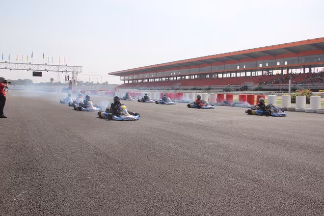 Trong đó, đường đua ngựa dài 1,6km, rộng 16m trên bề mặt cát mịn. Đường đua xe mô tô &amp; go-kart dài 2,2km, 15 cua trái phải khác nhau trên bề mặt nhựa polymer tiêu chuẩn quốc tế. Ảnh: Dainam