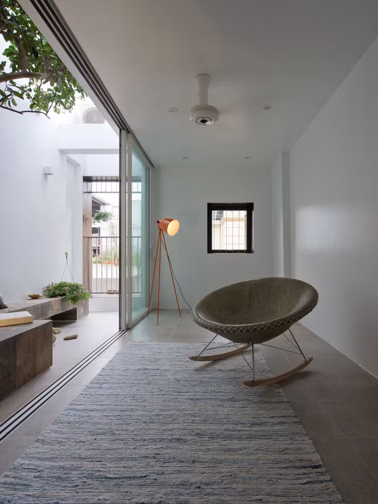 Trên diện chỉ hơn 40 m2, nhóm kiến trúc đã tận dụng các giải pháp thiết kế và vật liệu để không gian hài hòa với nhau nhưng vẫn hoàn toàn tách biệt.