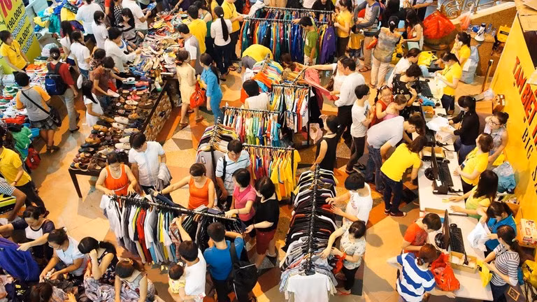Mỗi đợt mua một nhóm hàng hóa như đồ gia dụng, nhóm mứt, kẹo, nhóm quần áo...Việc mua thành từng đợt vừp giúp bạn tránh được việc giá cả tăng cao ngày cần Tết, vừa có thời gian thành thơi.