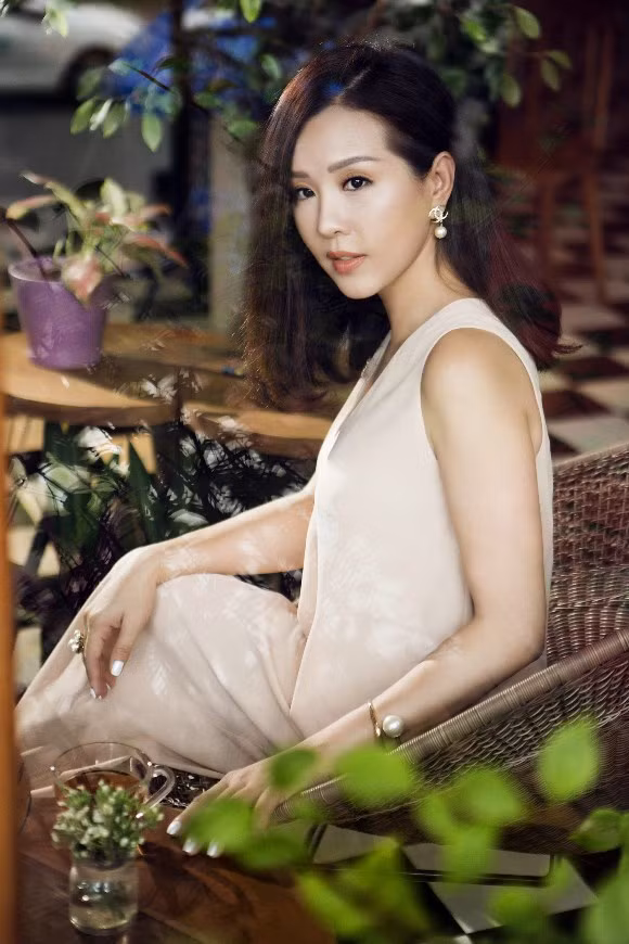 Thu Hoài sinh năm 1976, đoạt giải Hoa hậu Phu nhân năm 2012. Ngoài là một hoa hậu nổi danh trong giới showbiz, Thu Hoài còn được nhiều người biết đến là một doanh nhân thành đạt.