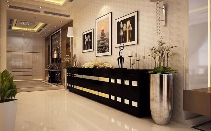 Hành lang được trang trí nhiều chậu cây cảnh và tranh.
