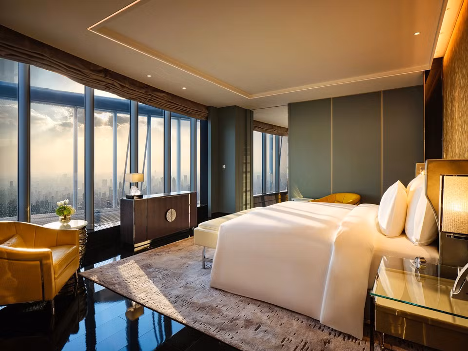 Khách sạn J Hotel gồm 4 loại phòng suite, trong đó đắt đỏ nhất là Shanghai Suite rộng 380m2. Ngoài phòng ngủ, Shanghai Suite còn trang bị phòng khách, phòng làm việc, nhà bếp, khu vực vật lý trị liệu và phòng quần áo riêng. Ảnh: J Hotel.