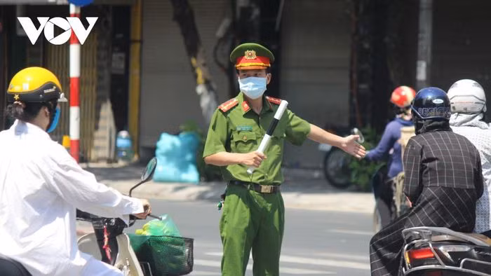 Dù mưa hay nắng vẫn không thể thiếu bóng dáng lực lượng công an ở các chốt kiểm soát, nhằm kiểm tra việc thực hiện phòng chống dịch Covid-19 của người dân.
