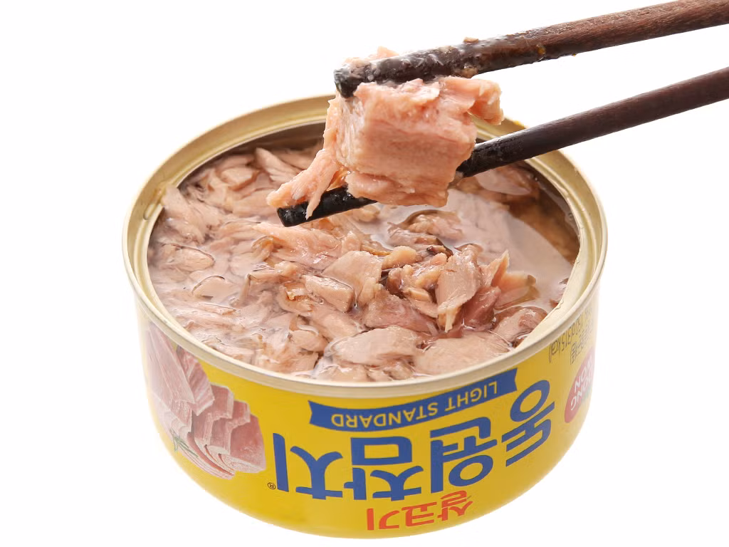 Thông thường, thực phẩm đóng hộp có 2 dạng: dạng nước và dạng dầu. Tuy nhiên, nếu muốn nhận được vitamin tối đa từ cá, tốt hơn nên chọn loại đóng hộp trong nước.