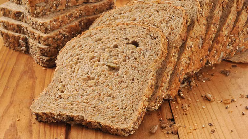 Ít ai biết, bánh mì nguyên hạt thường là bánh mì thông thường được ngụy trang là "tốt cho sức khỏe". Chúng được làm bằng bột mì trắng kết hợp bột lúa mạch đen với một số hạt lanh và cám.