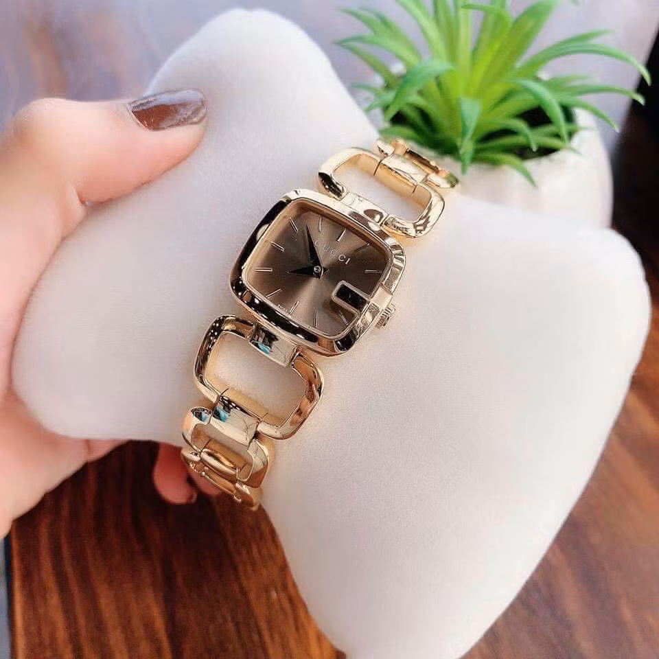 Đáng chú ý nhất là giá trị của những món đồ mà Ngọc Trinh đem thanh lý đều từ vài chục triệu đồng đến tận vài tỷ đồng.
