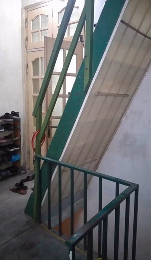 Căn nhà năm trên gác hai của một khu tập thể cũ, có một phòng khách thông với bếp và phòng ăn. Ảnh: Thoidaiplus.giadinhnet.