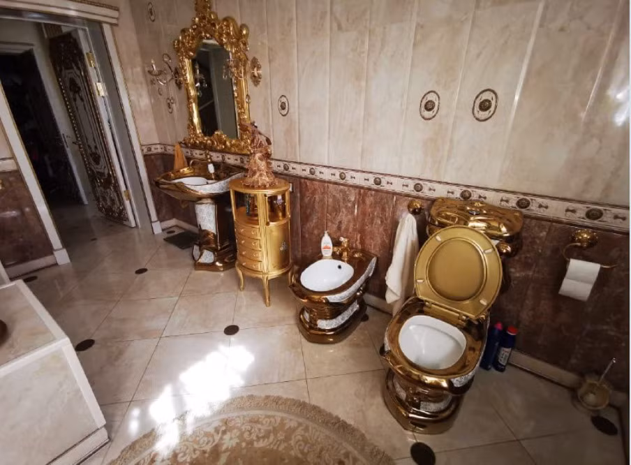 Nổi bật nhất trong dinh thự là chiếc bồn cầu dát vàng ròng xa xỉ.