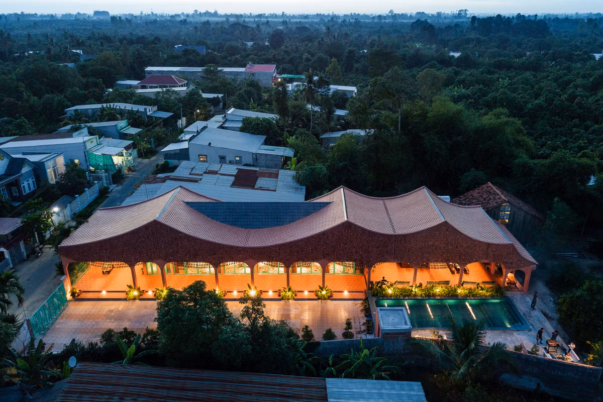 Căn nhà xây trên khu đất có diện tích 1000m2, được thiết kế với 2 phần hiện hữu. Phía trước là một khối nhà mái ngói nằm dọc theo diện tích đất và khối còn lại được lợp tôn.