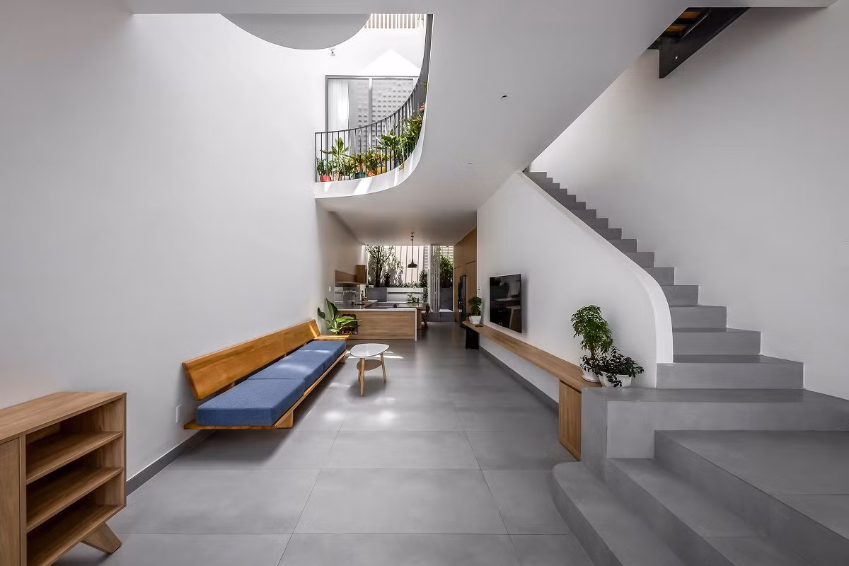 Các vật dụng nội thất được thiết kế đơn giản, gọn gàng cũng làm cho không gian trở nên rộng và thoáng hơn.