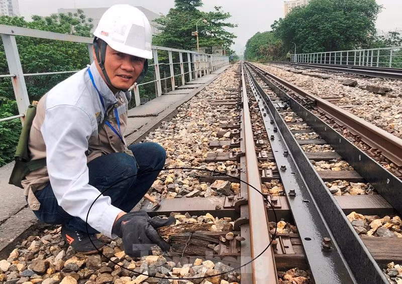 Là hạng mục chịu lực và giữ cho tàu chạy an toàn nhưng hiện nay nhiều thanh tà vẹt chỉ cần dùng tay là có thể bóc từng lớp gỗ mục.
