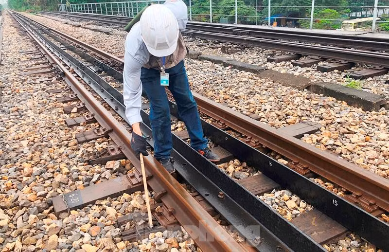 Qua công tác tuần đường, công nhân đường sắt đã phát hiện nhiều thanh tà vẹt xuống cấp đến mức mục rỗng bên trong, cần thay thế khẩn cấp.