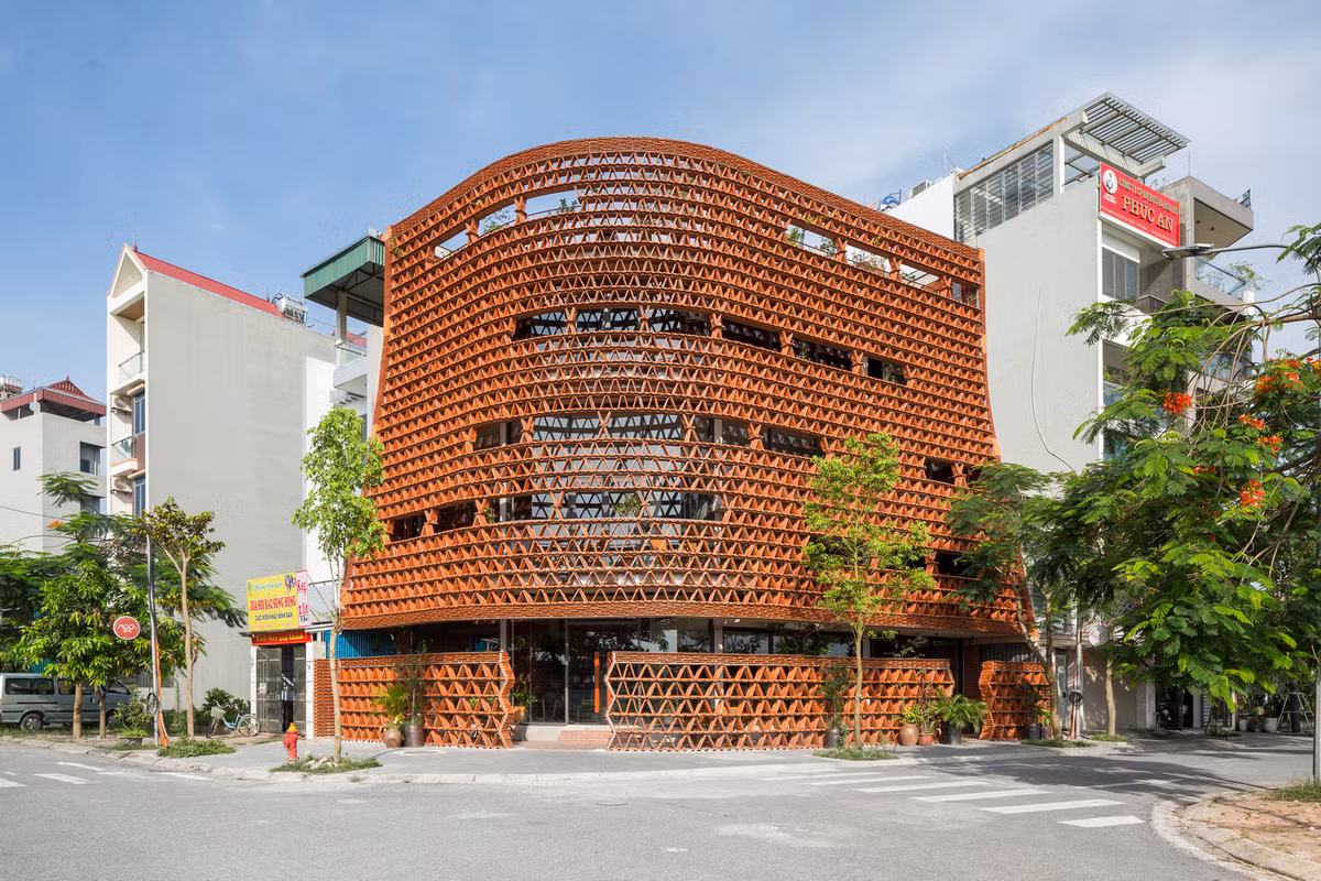 Ngói Space là công trình tọa lạc ở Đông Anh (Hà Nội) của HP Architects. Ngôi nhà gây ấn tượng bằng việc sử dụng ngói để làm các bức tường bao. 20.000 viên gói được sắp xếp linh hoạt, tạo nên điểm nhấn cho toàn khu phố.