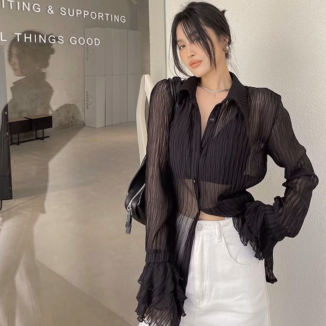Combo áo xuyên thấu bra chỉ thực sự hợp khi bạn diệ đi chơi, còn diện đến văn phòng lại không thực sự hợp lý chút nào.