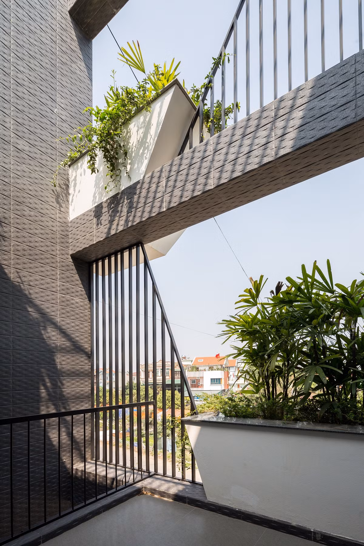 Cách thiết kế này đồng thời giúp mở rộng tầm nhìn, cải thiện không gian sống và hạn chế tác động của gió vào căn nhà. 
