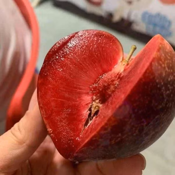 Nếu vẫn đắt khách như thời gian qua thì, cô Thanh dự tính, lượng mận Úc cửa hàng cô bán ra năm nay sẽ tăng hơn năm ngoái. Ảnh: Hoaquauudam