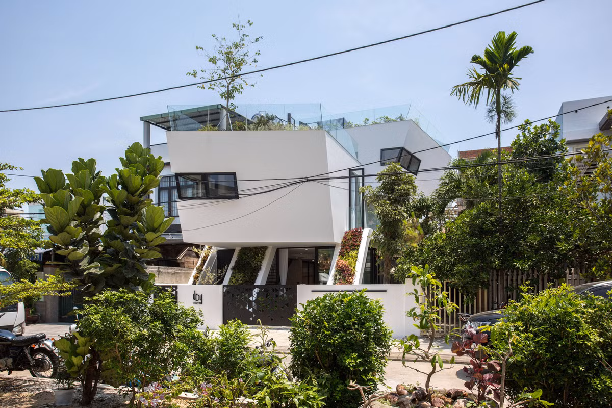 Uoy Home là ngôi nhà được lên ý tưởng, phát triển bởi KTS Tô Hữu Dũng và 85 Design. Công trình có thiết kế đặc biệt, lấy cảm hứng từ những chiếc phi thuyền vượt không gian - thời gian.