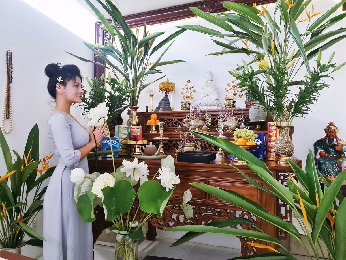 Phòng thờ với các loài hoa thể hiện sự trang nghiêm. Nguồn ảnh: FBNV