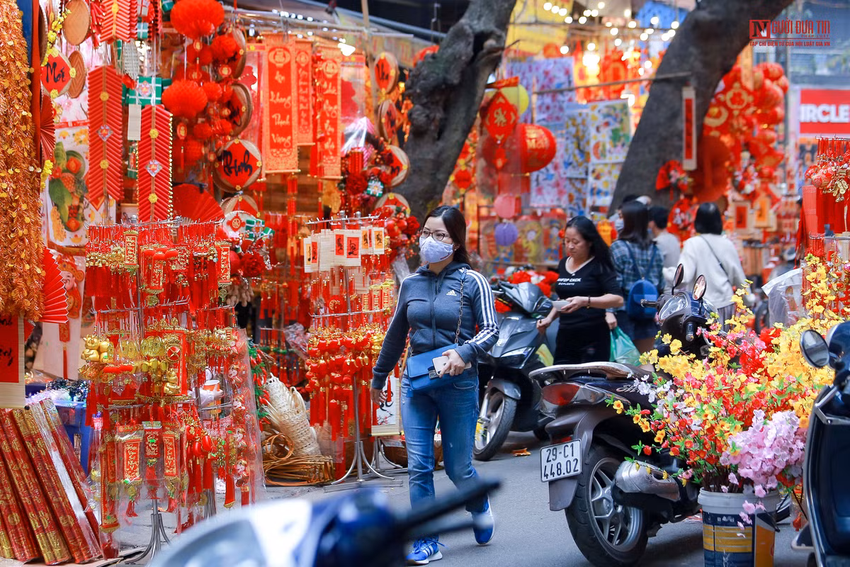 Các chủ cửa hàng cho biết, mọi năm tầm này phố những ngày giáp tết thường đông nghịt. "Năm nay, hàng hóa cứ bày ra cho đẹp vậy thôi chứ bán chẳng được mấy, cũng chẳng có du khách tới đây tham quan, chụp ảnh", một chủ cửa hàng lâu năm nói.