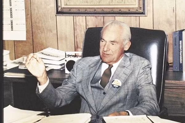Dù đã trở thành người giàu nhất quốc gia vào năm 1985, Sam Walton vẫn giữ thói quen mặc quần áo rẻ tiền và lái một chiếc xe bán tải cũ nát.
