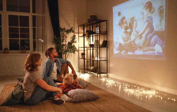 Nhiều gia đình lựa chọn máy chiếu thay cho tivi bởi chúng mang lại cảm giác như bạn đang xem phim ngoài rạp. Tuy nhiên, máy chiếu cần một bức tường lớn, phẳng và sáng; đồng thời bạn cũng không thể xem vào ban ngày bởi quá nhiều ánh sáng...