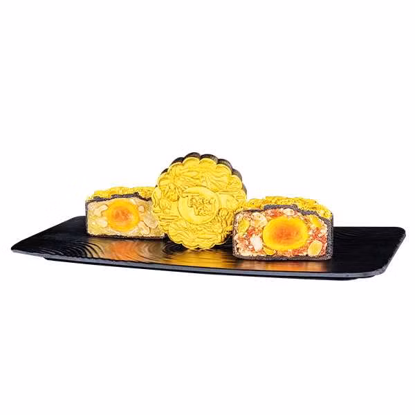 Bánh có lớp vỏ màu đen, và phủ lên một lớp bột vàng óng ánh, phần nhân được làm từ những nguyên liệu cao cấp như hải sản, bào ngư...Hộp gồm 6 bánh chỉ được sản xuất giới hạn 1.000 hộp và có giá bán 4,5 triệu đồng. Ảnh: Kinh đô