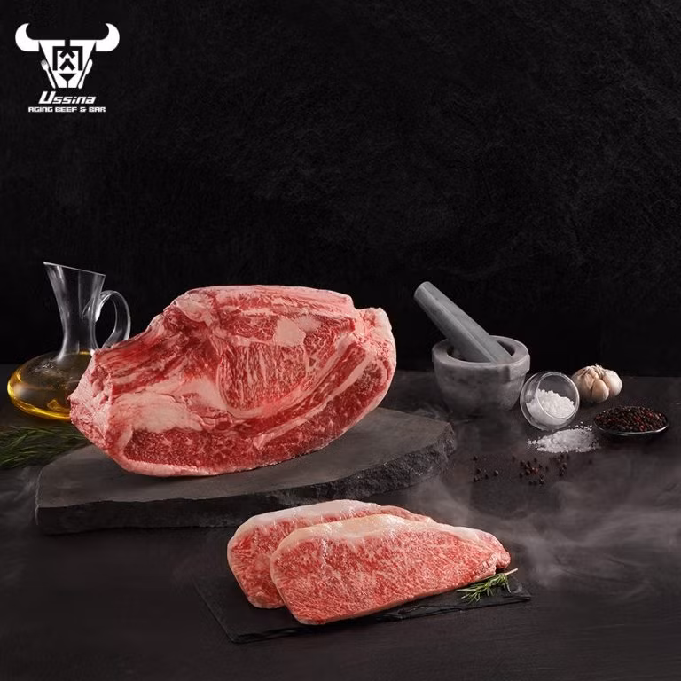 Thịt bò Wagyu nổi tiếng là loại thịt bò cao cấp nhất trên thế giới. Đặc trưng của thịt bò Wagyu là sự xen kẽ và phân bố đồng đều của những vân mỡ trắng trên sớ thịt đỏ. Ảnh: Ussinavietnam