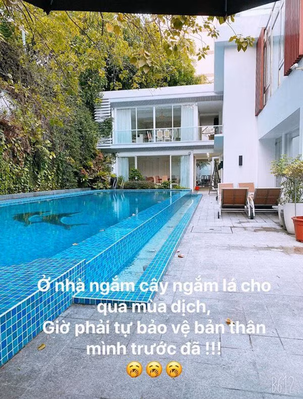Trước đó, Phan Thành sống cùng bố mẹ trong căn biệt thự hoành tráng có hồ bơi lớn, sân vườn xanh mướt ở quận 3 (TP HCM). Nguồn ảnh: FBNV, Instagram, Youtube