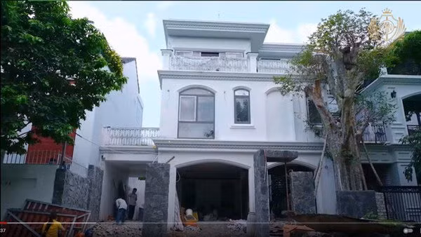 Minh Nhựa cho biết, nhà mới sẽ được xây giống hệt nhà cũ do quy định về xây dựng trong khu vực. Nhà có bề ngang 11m, sâu 18m.