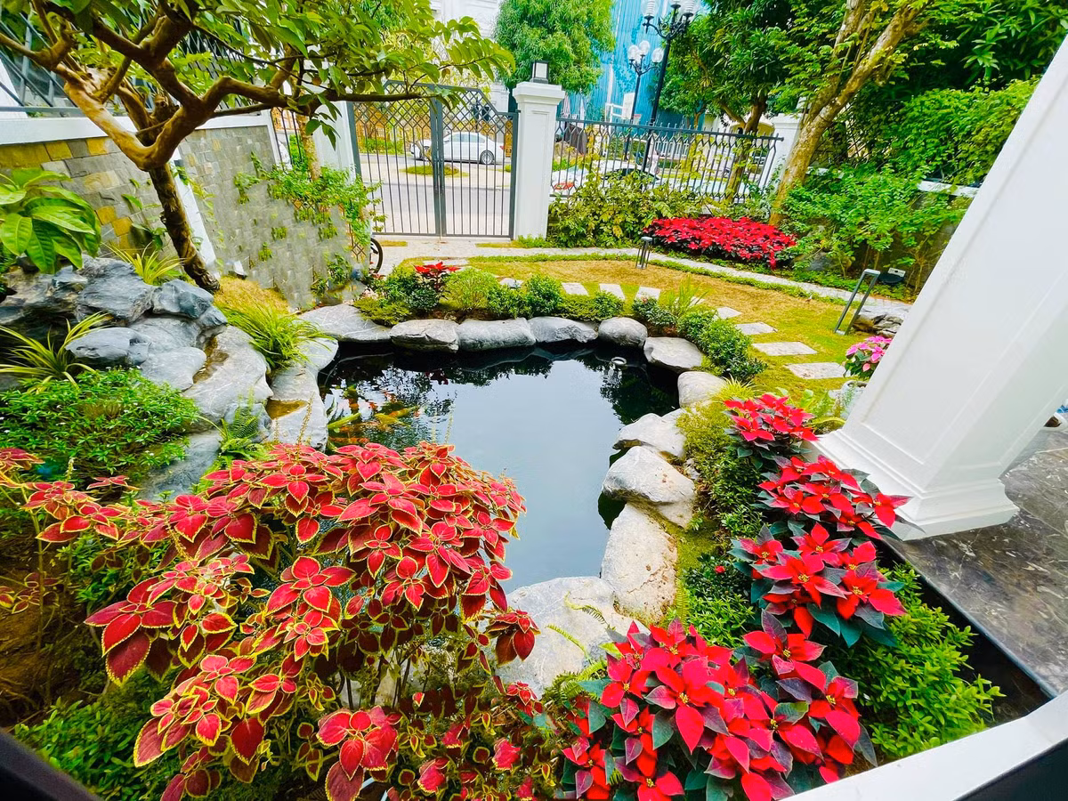 Biệt thự của Lã Thanh Huyền có tổng diện tích sử dụng 450m2 và 150m2 sân vườn.