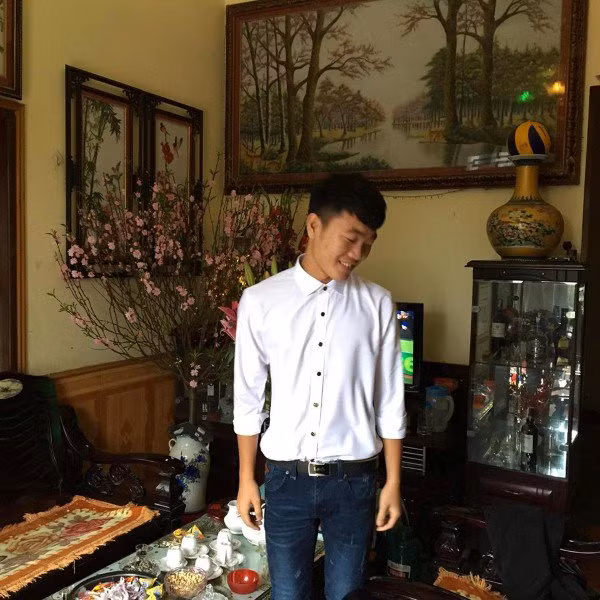 Vào dịp Tết, phòng khách nhà tiền vệ Xuân Trường được trang trí nhiều hoa tươi. Ảnh: FBNV