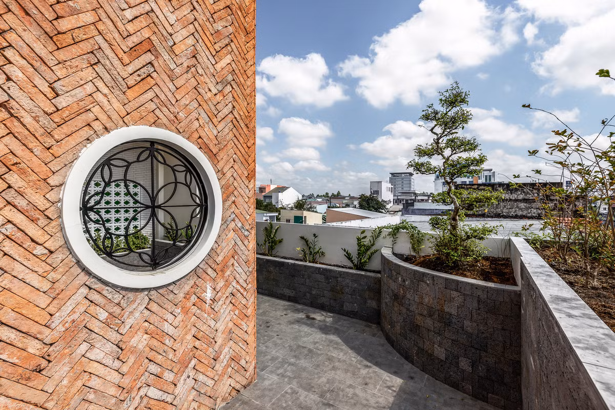 Các ô thoáng được bố trí ở những vị trí phù hợp để đón ánh sáng, thông gió tự nhiên. Nguồn ảnh: Archdaily