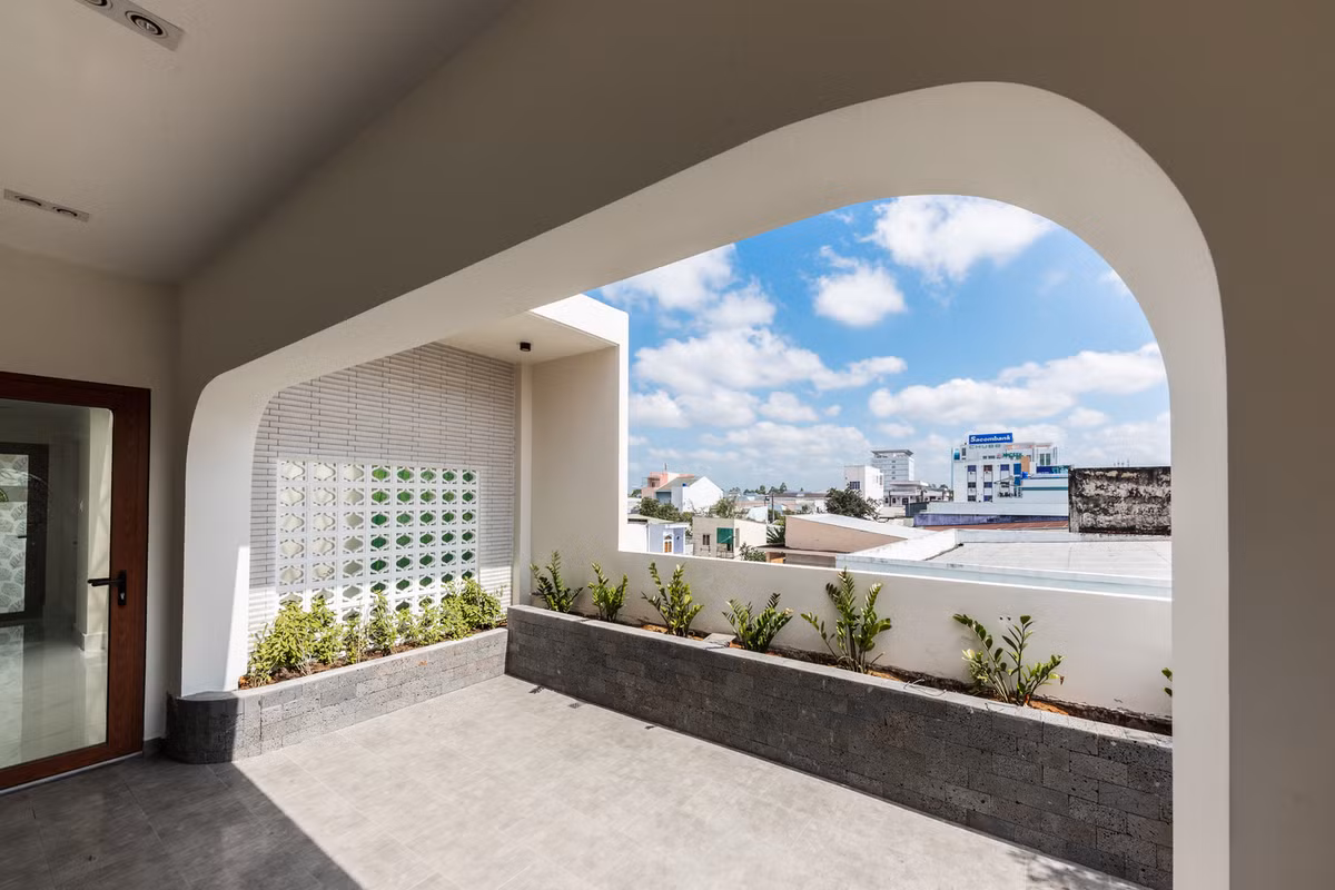 Những vòm cong gợi lên những ký ức quen thuộc về những ngôi nhà cổ mà vẫn giữ được nét hài hòa về hình thức kiến trúc với những ngôi nhà lân cận.