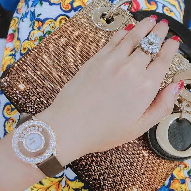 Một chiếc nhẫn kim cương khổng lồ của vợ hai đại gia Minh Nhựa. Ảnh: FBNV