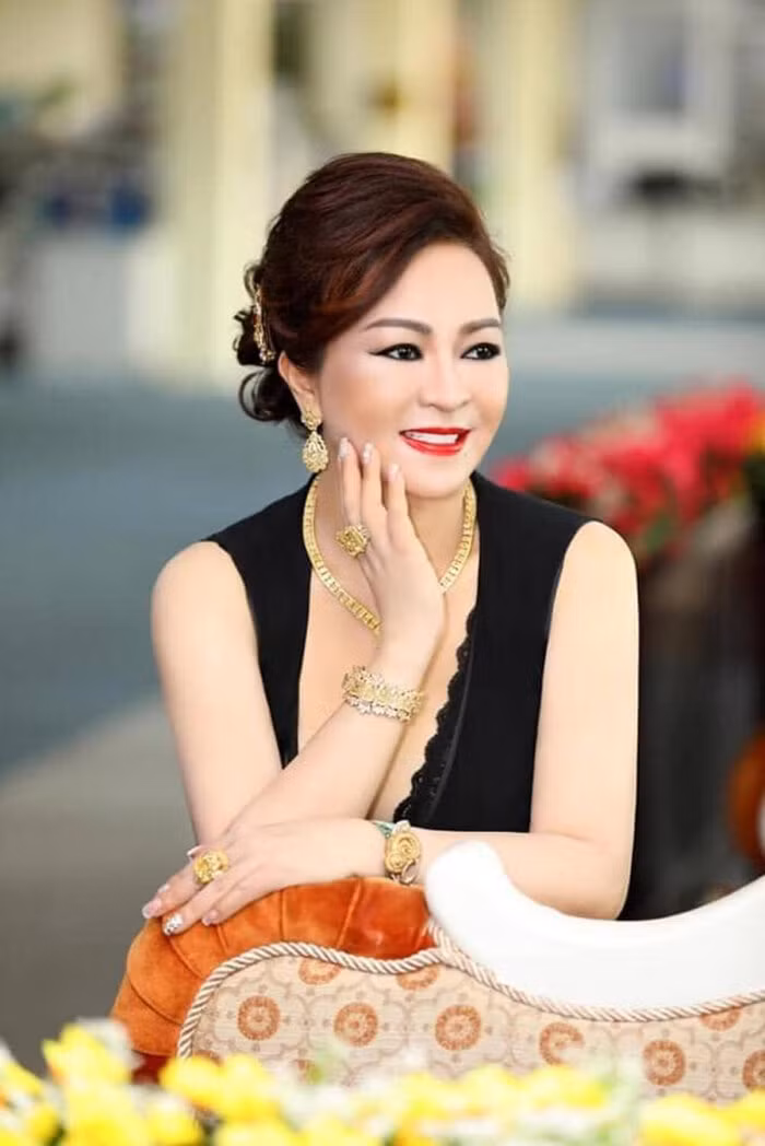 Nhiều dân mạng dự đoán 2 viên kim cương của nữ đại gia Phương Hằng có giá trị lên tới vài trăm tỷ đồng. Ảnh: Internet