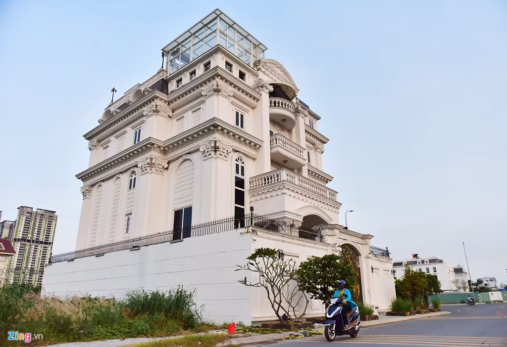 Bốn mặt xung quanh tòa nhà được thiết kế, xây dựng nhiều chi tiết khá tinh xảo, đẹp mắt. Ảnh: Zing