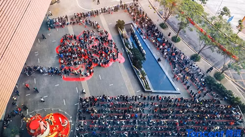 Vào ngày đi làm đầu tiên của năm mới, rất đông người nối đuôi nhau chờ được lì xì bên ngoài trụ sở của Tencent ở thành phố Thâm Quyến, Trung Quốc. Ảnh: SCMP