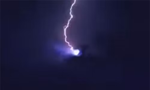 Bí ẩn gây ''sốc' về chuyện UFO bị sét đánh gây xôn xao ở Áo Bi an gay ''soc' ve chuyen UFO bi set danh gay xon xao o Ao