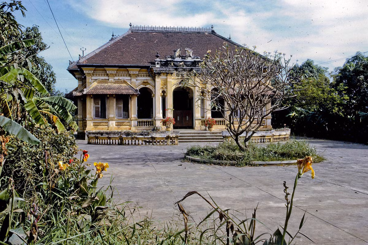 Trước kia, bao quanh ngôi nhà là cả khu vườn ăn trái rộng. Ảnh: Thamhiemmekong.