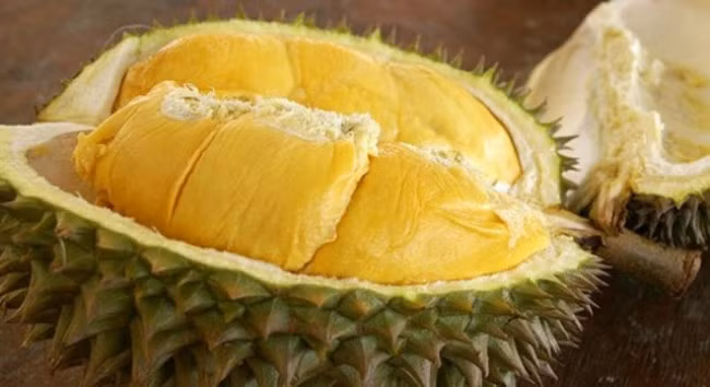 Muốn chọn sầu riêng ngon, an toàn, người tiêu dùng cần để ý kỹ phần cuống và phần gai. Phần cuống tươi xanh, cứng sẽ là loại vừa rụng, còn phần cuống cũ úa màu, héo rất có thể đã được ngâm thuốc để thúc trái chín. Ảnh: Internet