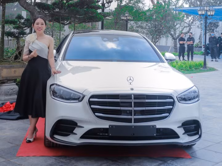 Giá trị ước tính cặp đôi Mercedes này có giá lên tới gần 30 tỷ đồng. Ảnh: Thethao247.