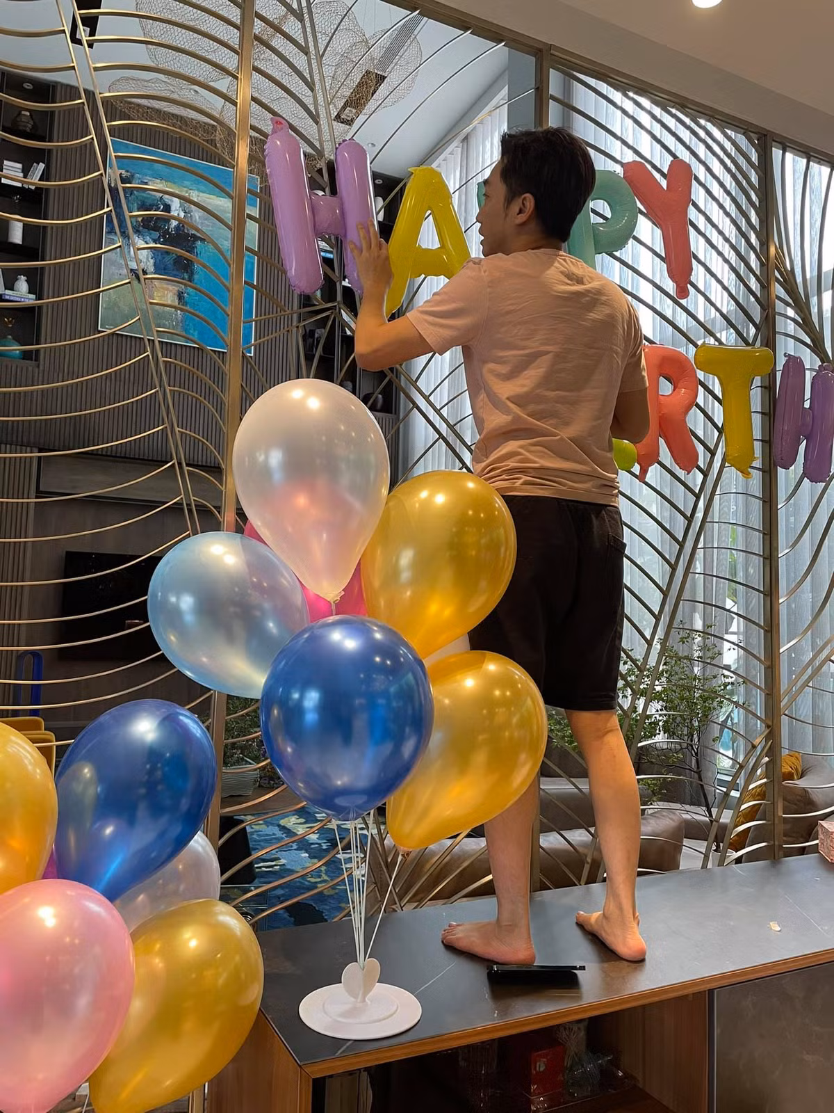 Cường Đô La tự tay trang trí tiệc thôi nôi cho Suchin.