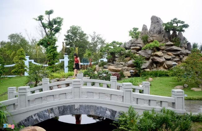 Tổng diện tích các công trình được cấp phép xây dựng gần 500 m2 gồm nhà thờ lớn rộng 197,2 m2; nhà sàn cao 2 tầng dành để tiếp khách có tổng diện tích hơn 290 m2. Ảnh: Zing