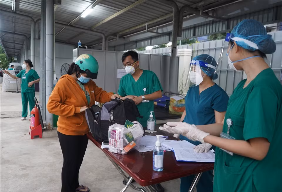 Nhận “kỷ vật” của người thân mất vì COVID-19: Nước mắt hoà cùng mưa Nhan “ky vat” cua nguoi than mat vi COVID-19: Nuoc mat hoa cung mua