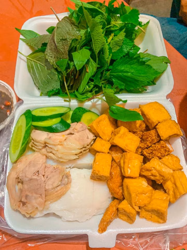 Đặc biệt theo chia sẻ của chính chủ, mắm tôm của quán toàn bộ đều được chuyển từ Thanh Hóa vào TP.HCM và phân phối cho toàn bộ chi nhánh nên bún có hương vị riêng. Ảnh:Facebook