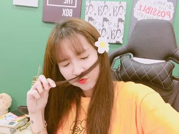 Ngân Sát Thủ (tên thật Huỳnh Kim Ngân) cũng là một trong những nữ streamer hàng đầu Việt Nam. Hiện tại, cô nàng có hơn 2 triệu người theo dõi trên Facebook.
