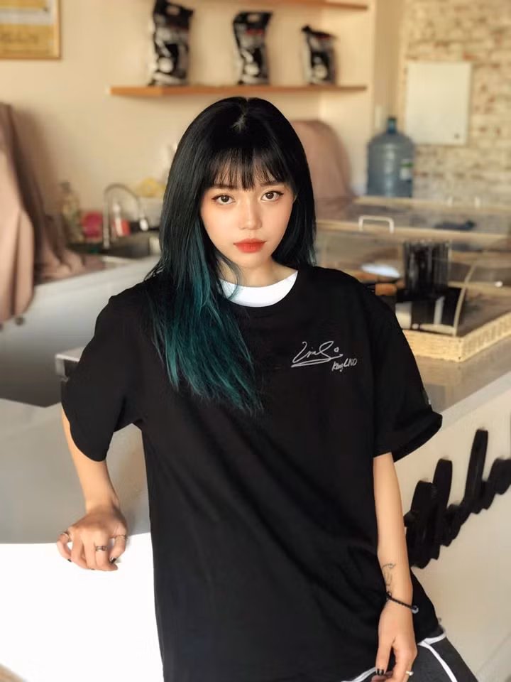 Chưa hết, Linh Ngọc Đàm còn sở hữu một tiệm cafe mèo ở quận 4 (TP HCM). Cô nàng cũng kết hợp với các thương hiệu thời trang cho ra mắt các sản phẩm như balo, áo...